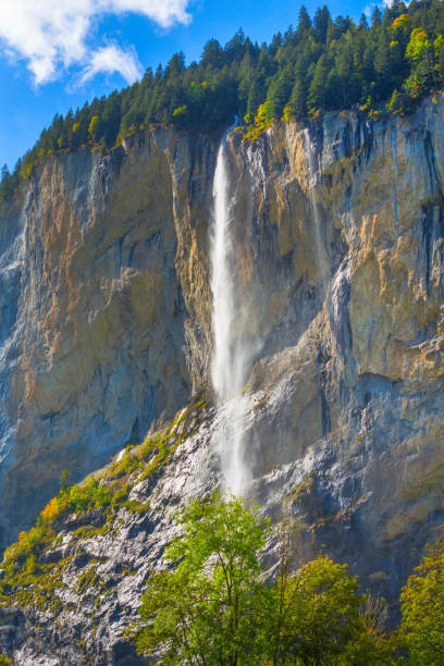 водопад стауббах в лаутербруннене, швейцария - staubbach falls стоковые фото и изображения