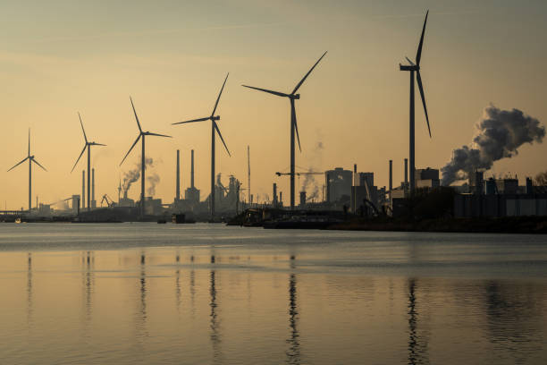 industria siderurgica e turbine eoliche lungo il canale del mare del nord a ijmuiden, paesi bassi - ijmuiden foto e immagini stock