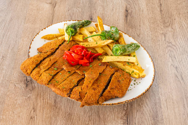 tolles spanisches rezept für cachopo mit roten piquillo-paprikaschoten, hausgemachten pommes frites - cordoning stock-fotos und bilder