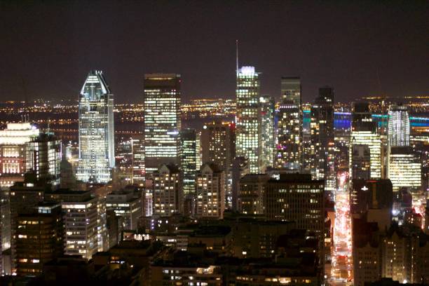 skyline der innenstadt von montreal - rathaus von montréal stock-fotos und bilder