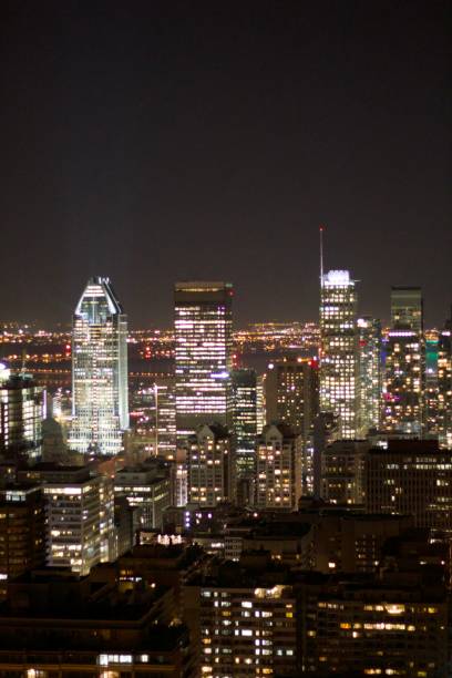 skyline der innenstadt von montreal - rathaus von montréal stock-fotos und bilder