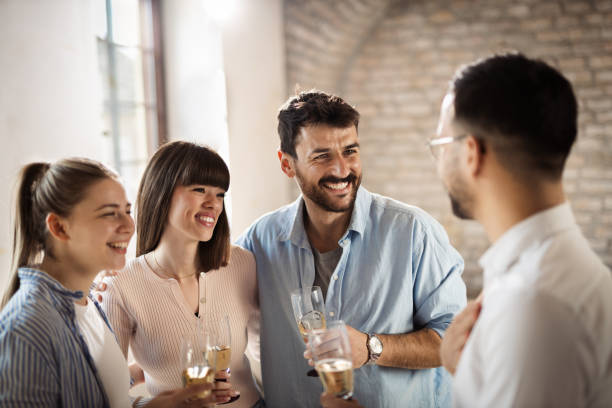 alegres colegas de negocios hablando en la fiesta de la oficina - fiesta en la oficina fotografías e imágenes de stock