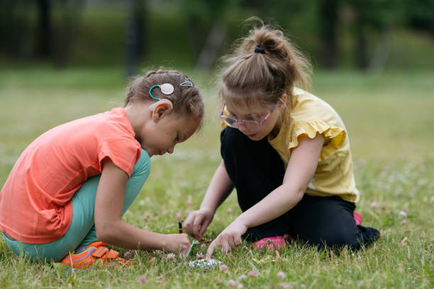 due bambine di 8 anni che giocano insieme nel parco. - 6 7 years little girls child portrait foto e immagini stock