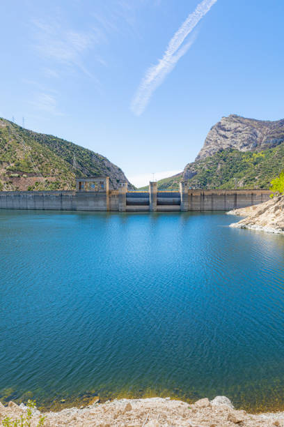 オリアナ貯水池、2023年の干ばつカタルーニャ、スペイン - global warming drought riverbank dirt ストックフォトと画像
