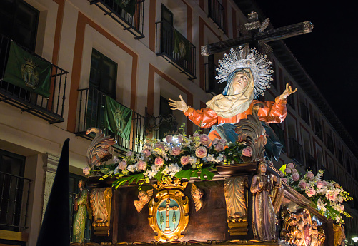 Talla en madera policromada de la virgen de los dolores en procesión durante la semana santa de Valladolid, España