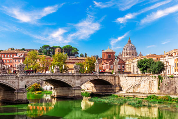 el puente eliano sobre el río tíber y la catedral de san pedro, roma, italia - aelian bridge fotografías e imágenes de stock