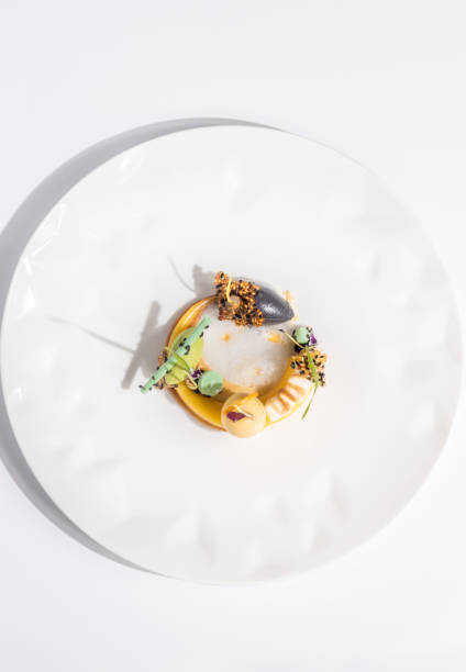 wykwintny deser z ciastem mango, lodami matcha i czarnym sezamem w restauracji michelin star - amuse bouche zdjęcia i obrazy z banku zdjęć