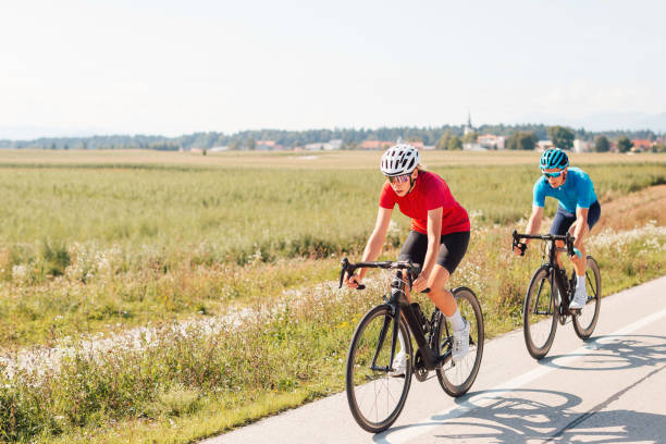 cicliste che si muovono in una colonna - cyclist cycling road women foto e immagini stock