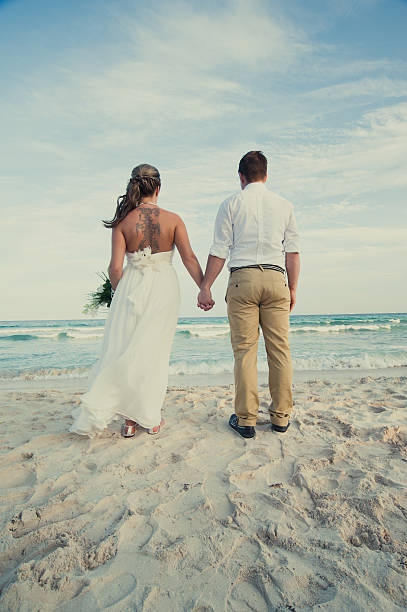 Cтоковое фото Жених и невеста, держа руки на пляж
