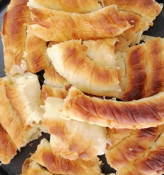 traditionelle türkische küche, kol böreği - börek turkish culture middle eastern cuisine pie stock-fotos und bilder