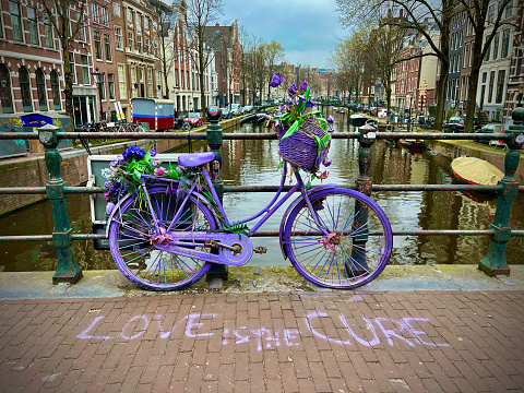 Bicicleta en un canal de Amsterdam