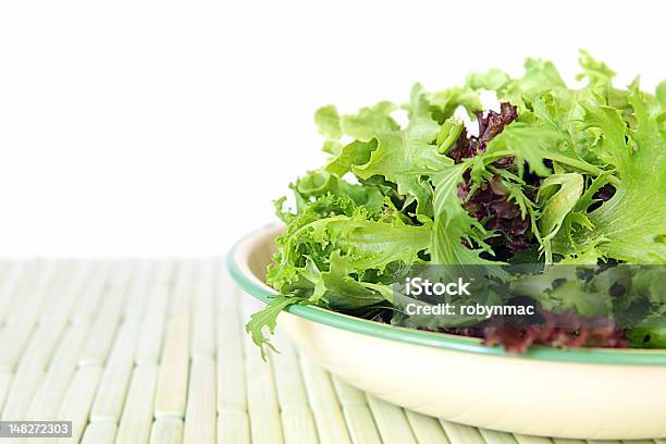 Foto de Tigela De Salada De Folhas Com Fundo Branco e mais fotos de stock de Alface - Alface, Alimentação Saudável, Amontoamento