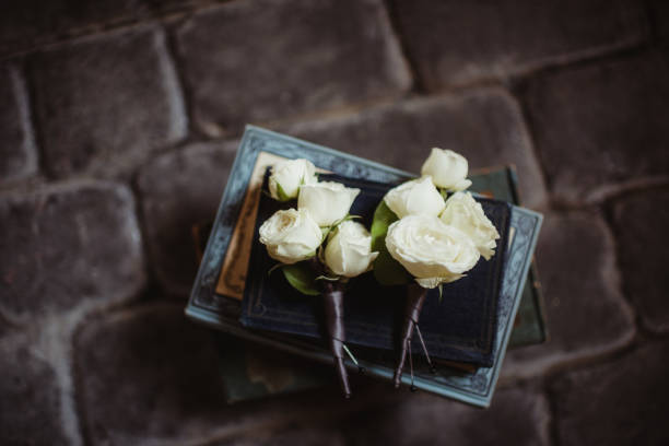 boutonnière de mariage avec roses blanches - fleur à la boutonnière photos et images de collection