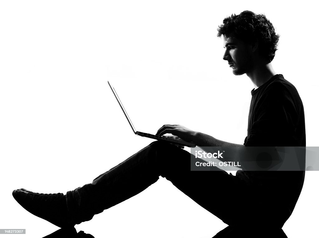 Hombre joven Silueta de estar informática portátil - Foto de stock de Hombres libre de derechos