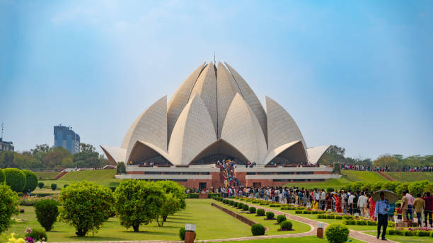 il tempio del loto si trova a nuova delhi, in india - new delhi delhi india marble foto e immagini stock