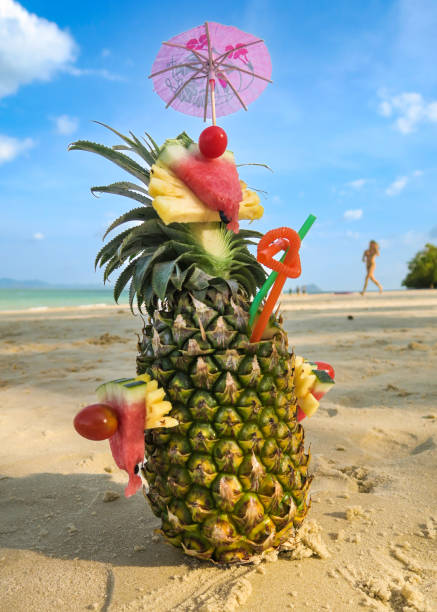 fantasia pina colada in ananas sulla spiaggia - drink umbrella umbrella parasol drink foto e immagini stock