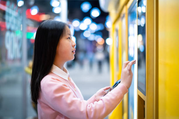 istock Asian girl shopping at vending machine 1482758196