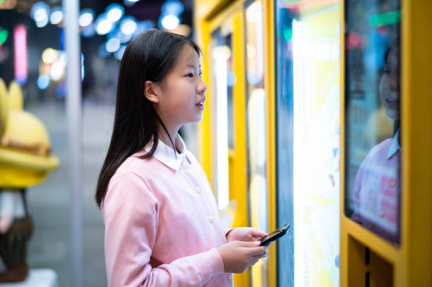 istock Asian girl shopping at vending machine 1482758210