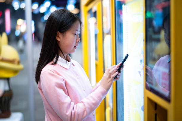 istock Asian girl shopping at vending machine 1482758214