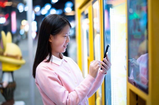istock Asian girl shopping at vending machine 1482758217