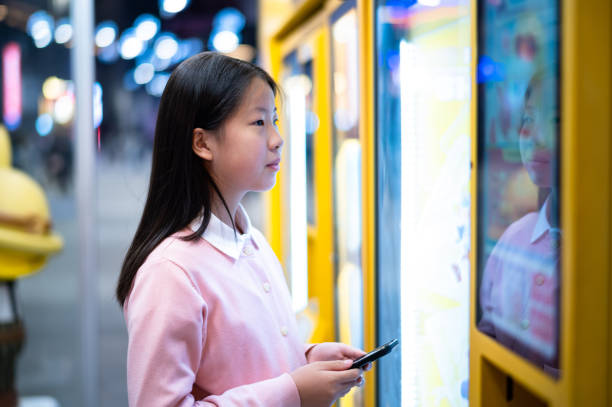 istock Asian girl shopping at vending machine 1482758218