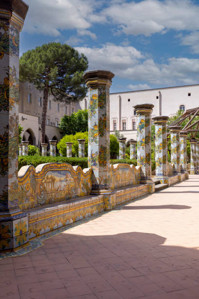 cloister santa chiara with octagonal columns decorated with majolica tiles in rococo style, naples, italy - santa chiara imagens e fotografias de stock