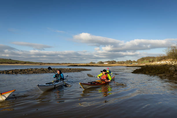 уверенные байдарочники на воде - dumfries and galloway стоковые фото и изображения