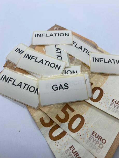 close up das etiquetas de inflação do gás nas notas de 50 euros. união europeia inflação cambial - economise - fotografias e filmes do acervo