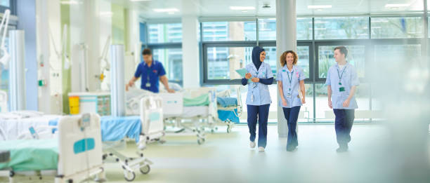 와드 메이트론과 함께하는 간호 학생 - male nurse nurse hospital ward hospital 뉴스 사진 이미지
