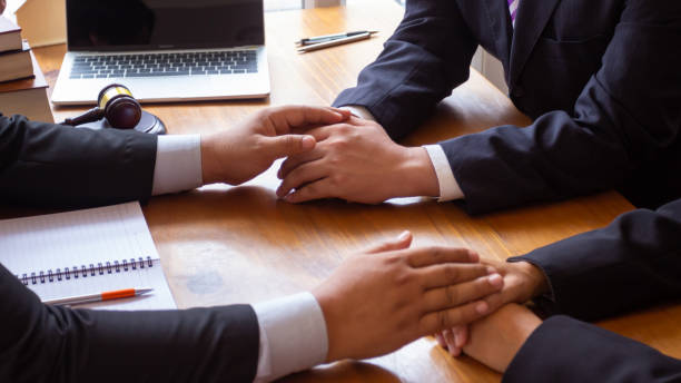 lawyer office is open to provide advice on legal issues so that those who need legal assistance can come to receive accurate consultant and advice. Concept of legal advice to understand law properly. la oficina del abogado está abierta a brindar asesoramiento sobre cuestiones legales para que aquellos que necesitan asistencia legal puedan venir a recibir asesoramiento y consultoría precisos. concepto de asesoramiento jurídico para entender correctam