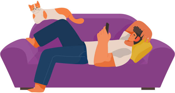ilustrações, clipart, desenhos animados e ícones de jovem usando telefone deitado no sofá com gato. dono de animal de estimação relaxando com smartphone no sofá em casa - domestic cat indoors domestic life image