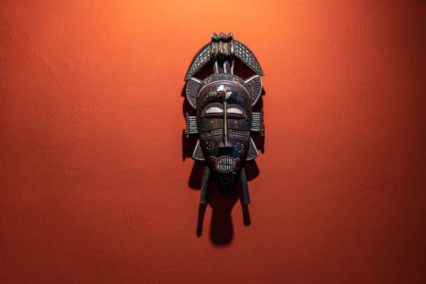 maschera africana di legno su uno sfondo di pietra, tanzania, africa. primo piano - clothing east africa color image colors foto e immagini stock