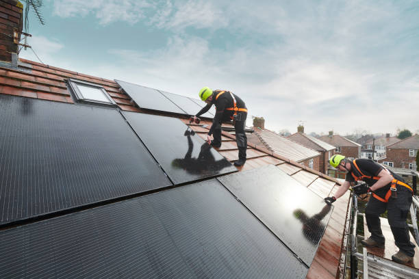 instalación de paneles solares domésticos - roof repairing roofer chimney fotografías e imágenes de stock