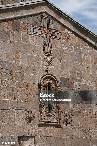 Gergeti Trinity Church Cruce Tirones Foto de stock y más banco de imágenes de Aire libre - Aire libre, Ajardinado, Arquitectura