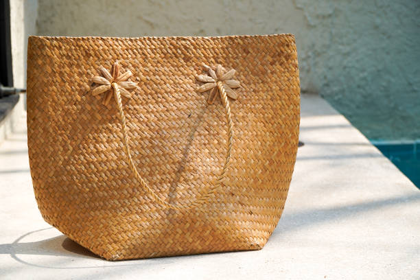 femmes pour les vacances d’été,sac tissé en matériaux naturels,accessoires de plage pour femmes pour les vacances d’été,le concept d’utilisation d’ingrédients naturels - sac tressé photos et images de collection