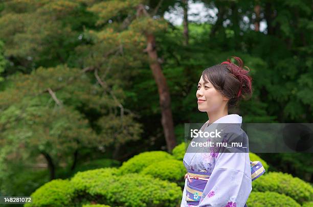 Photo libre de droit de Femme Portant Un Kimono Japonais banque d'images et plus d'images libres de droit de Adulte - Adulte, Arbre, Couleur verte