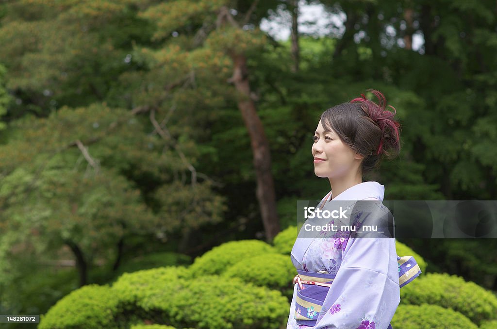 Donna indossare un Kimono giapponese - Foto stock royalty-free di Adulto