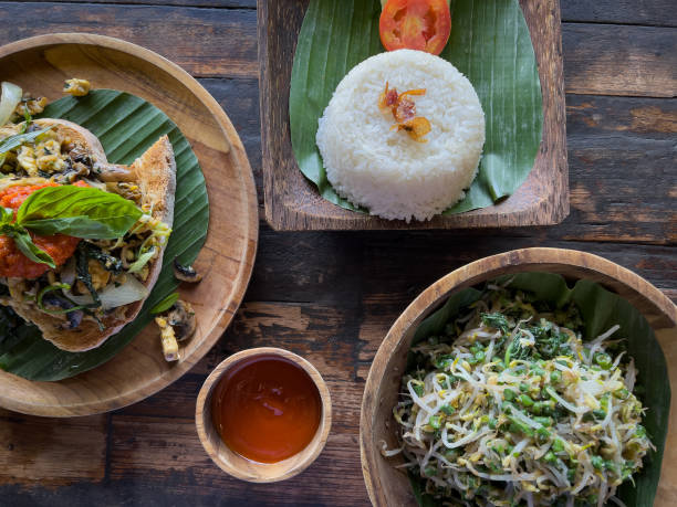 Veganes indonesisches Mittagessen, Tempeh-Toast, gegrilltes Gemüse und Sprossen, Reis – Foto