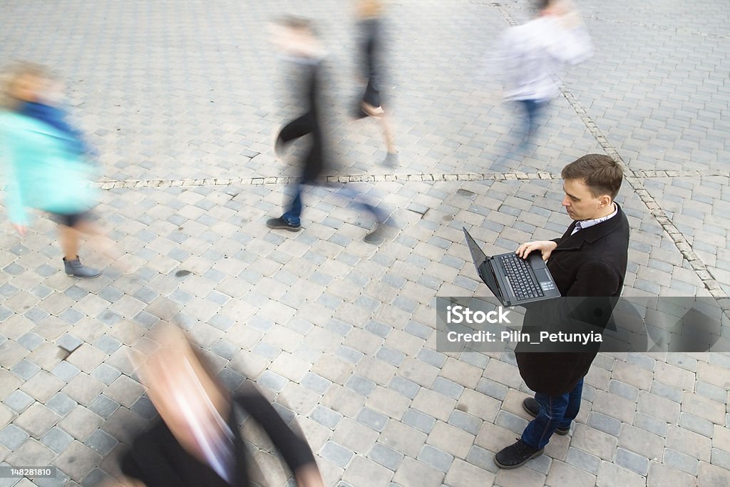 Hombre de negocios trabajando en la computadora portátil - Foto de stock de Abstracto libre de derechos