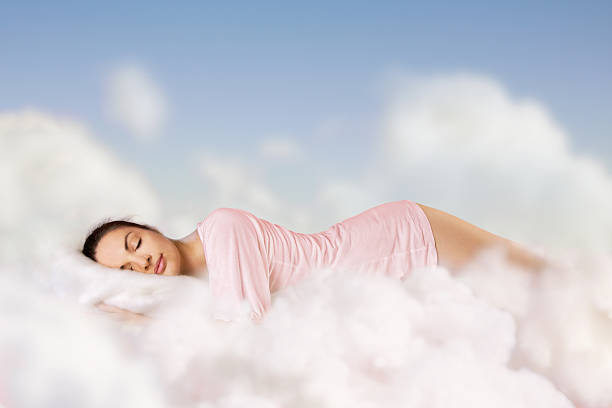 спящая в облаках-выражение - dreams cloud angel heaven стоковые фото и изображения