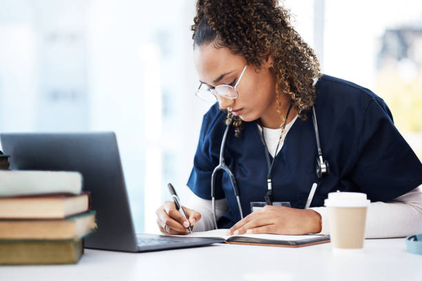 Medical student, thinking or writing books in research education, wellness studying or hospital learning. Laptop, nurse or healthcare woman and notebook, technology or scholarship medicine internship estudiante de medicina, pensando o escribiendo libros en educación de investigación, estudio de bienestar o aprendizaje hospitalario. computadora portátil, enfermera o mujer de atención médica y computadora portátil, tecnología o beca de medicina pa