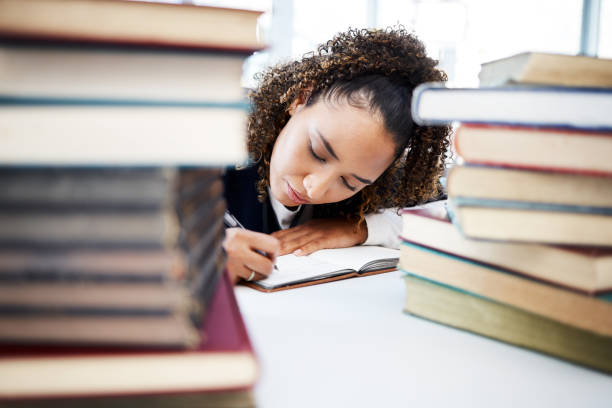 estudante, escrita ou pilha de livros em pesquisa hospitalar, educação estudando ou aprendizagem universitária na faculdade de medicina. pensante, mulher ou enfermeira de saúde e caderno para bolsa de estágio em medicina - medical student healthcare and medicine book education - fotografias e filmes do acervo