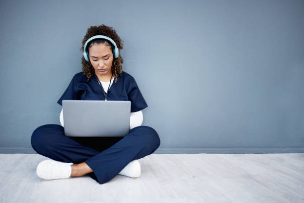 donna, laptop e cuffie di musica ospedaliera, podcast o radio nella ricerca di studi femminili o nell'apprendimento infermieristico mockup. medico, tecnologia e studente di medicina che ascoltano l'audio sanitario per aiutare a concentrarsi - the thinker audio foto e immagini stock