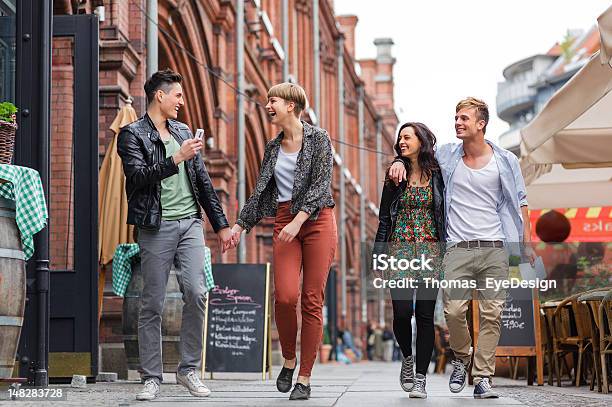 Amigos Em Berlim S Hackescher Markt - Fotografias de stock e mais imagens de Berlim - Berlim, Andar, Café - Edifício de Restauração