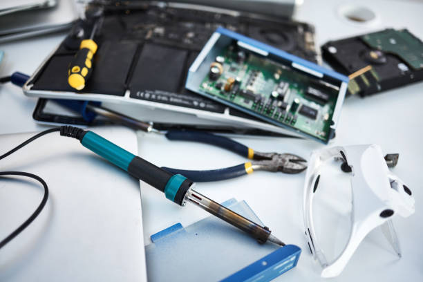 Tools, computer hardware and equipment in the office for tech repairs, maintenance or upgrade. Database, technology and supplies for electric board servers on a desk in the it industry workplace. herramientas, hardware y equipos informáticos en la oficina para reparaciones tecnológicas, mantenimiento o actualización. base de datos, tecnología y suministros para servidores de placa eléctrica en un escritorio en el lugar de trabajo de la industr