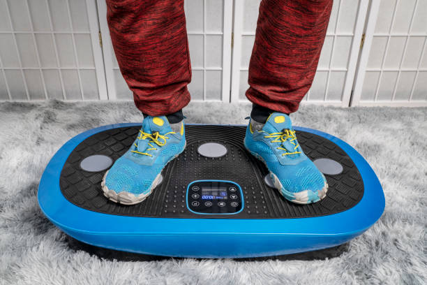 man standing on a vibration plate exercise machine, full body vibration for rehabilitation and recovery manman de pie en una máquina de ejercicios de placa de vibración, vibración de cuerpo completo para rehabilitación y recuperación de pie en una máquina de ejercicios de placa de vibración, vibración de cuerpo completo para rehabilltación y recuper