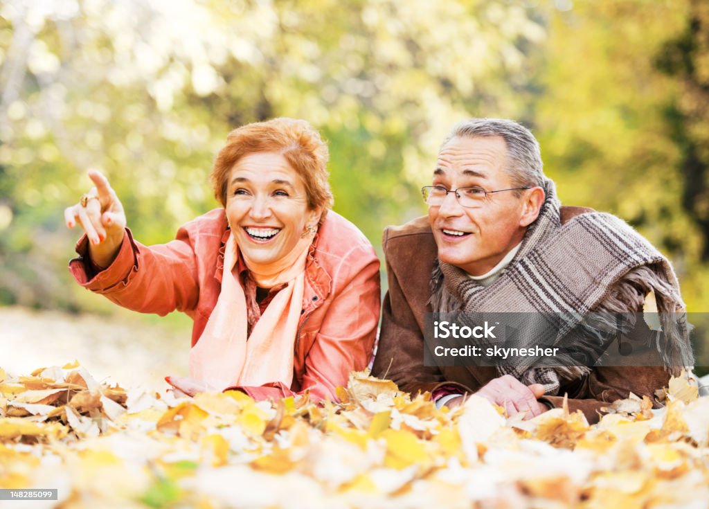 Piękne dojrzałe para cieszyć się w okresie jesiennym - Zbiór zdjęć royalty-free (Aktywni seniorzy)