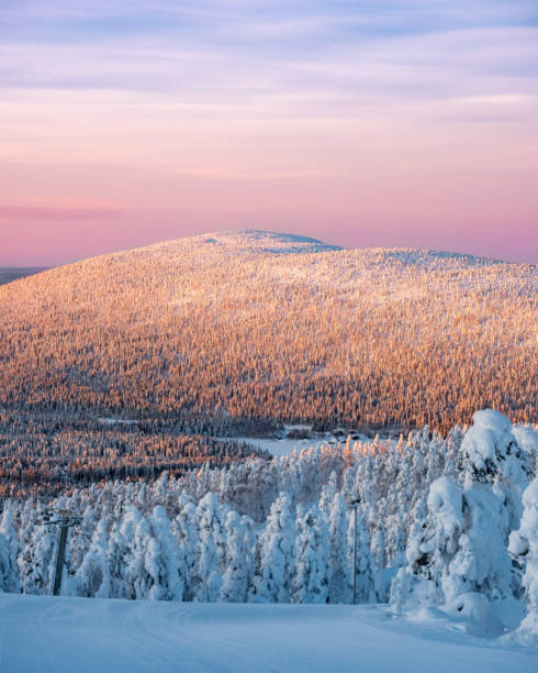 레비의 스키 슬로프와 산의 극지 일출 전망, 키틸라, 라플란드, 핀란드 - sunrise mountain winter arctic 뉴스 사진 이미지