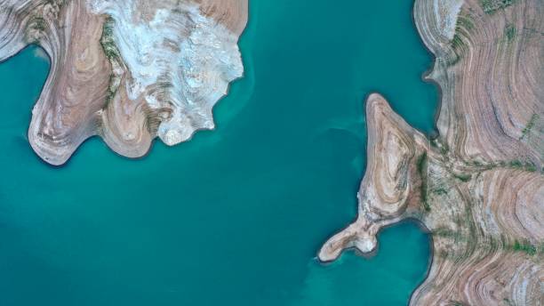 paysage aérien de la rivière turquoise dans le désert par drone - oasis sand sand dune desert photos et images de collection