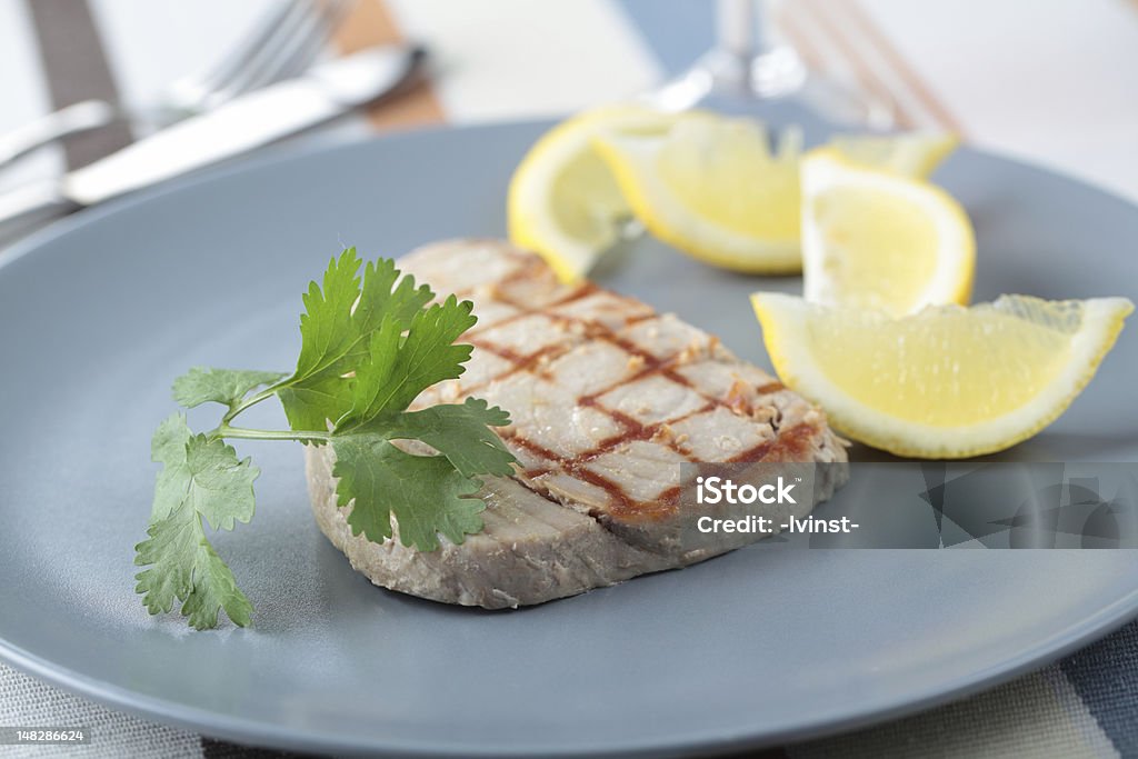Filete de atún tostado - Foto de stock de Cocido a la parrilla libre de derechos